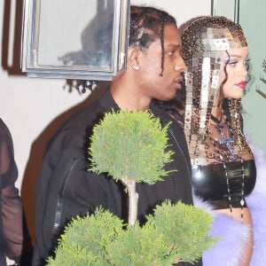 Rihanna, enceinte, et son compagnon ASAP Rocky à la sortie de leur hôtel lors de la Fashion Week de Milan, le 24 février 2022.