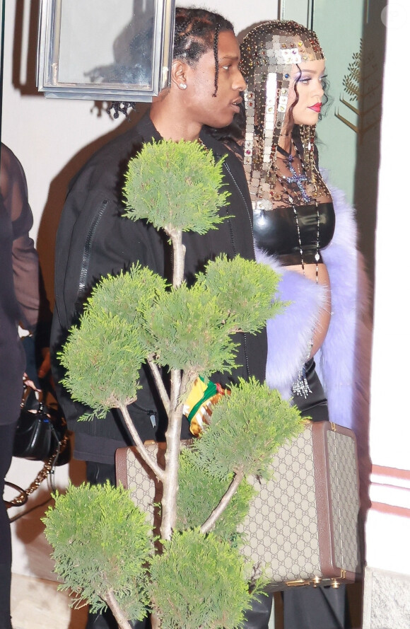 Rihanna, enceinte, et son compagnon ASAP Rocky à la sortie de leur hôtel lors de la Fashion Week de Milan, le 24 février 2022.