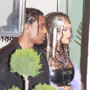 Rihanna, enceinte, et son compagnon ASAP Rocky à la sortie de leur hôtel lors de la Fashion Week de Milan, le 24 février 2022.