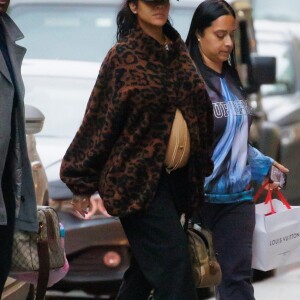 Exclusif - Rihanna enceinte se promène dans les rues de New York le 17 février 2022.