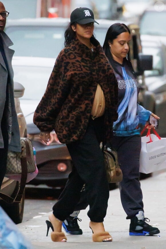Exclusif - Rihanna enceinte se promène dans les rues de New York le 17 février 2022.
