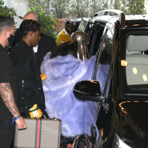 Rihanna, enceinte, et son compagnon ASAP Rocky à la sortie de leur hôtel lors de la Fashion Week de Milan, le 24 février 2022. @ Simone Comi/IPA/ABACAPRESS.COM