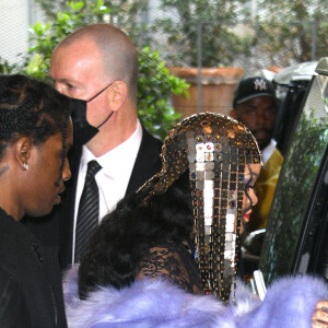 Rihanna, enceinte, et son compagnon ASAP Rocky à la sortie de leur hôtel lors de la Fashion Week de Milan, le 24 février 2022. @ Simone Comi/IPA/ABACAPRESS.COM