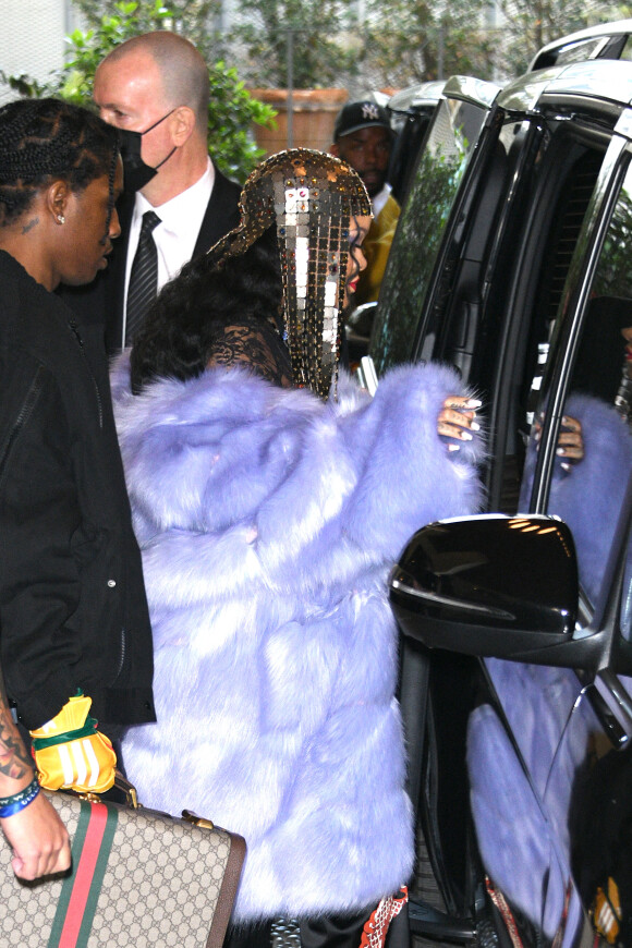 Rihanna, enceinte, et son compagnon ASAP Rocky à la sortie de leur hôtel lors de la Fashion Week de Milan, le 24 février 2022. @ Simone Comi/IPA/ABACAPRESS.COM
