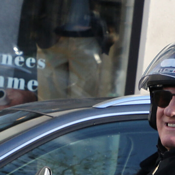 Exclusif - Gérard Depardieu quitte la station de radio RTL en scooter à Paris le 7 mars 2019. 