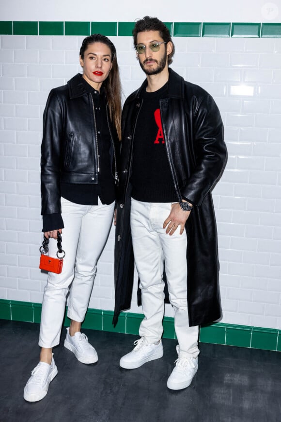 Pierre Niney et sa femme Natasha Andrew - Défilé Ami automne-hiver 2022/2023 dans le cadre de la Fashion Week de Paris, le 19 janvier 2022. @ Olivier Borde/bestimage