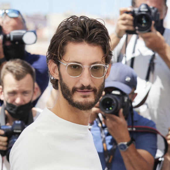 Pierre Niney au photocall du film "Oss 117 : Alerte Rouge En Afrique Noire" lors du 74e Festival de Cannes le 17 juillet 2021. © Borde / Jacovides / Moreau / Bestimage