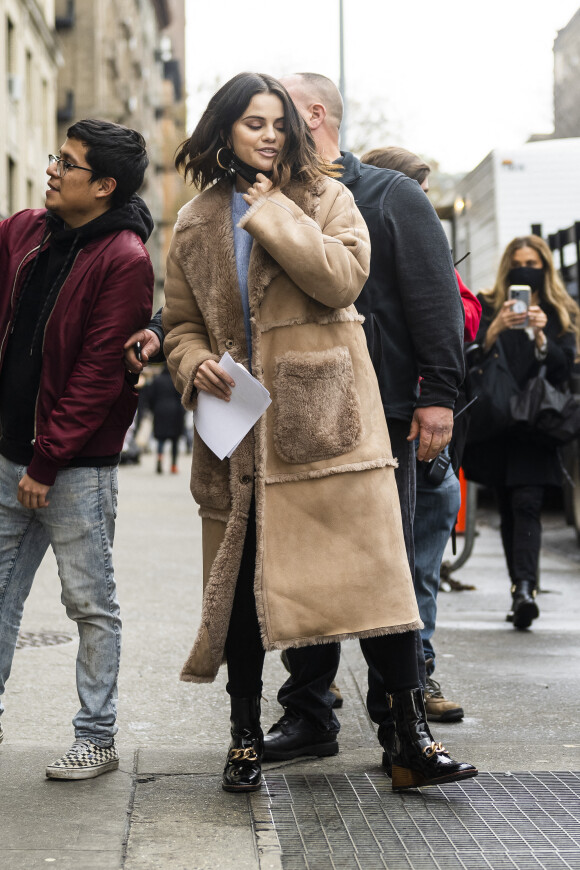 Selena Gomez sur le tournage de la saison 2 de "Only Murders in the Building" à New York le 23 février 2022.