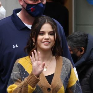 Exclusif - Selena Gomez sur le tournage de la série "Only Murderers in the Building" à New York, le 17 février 2022.