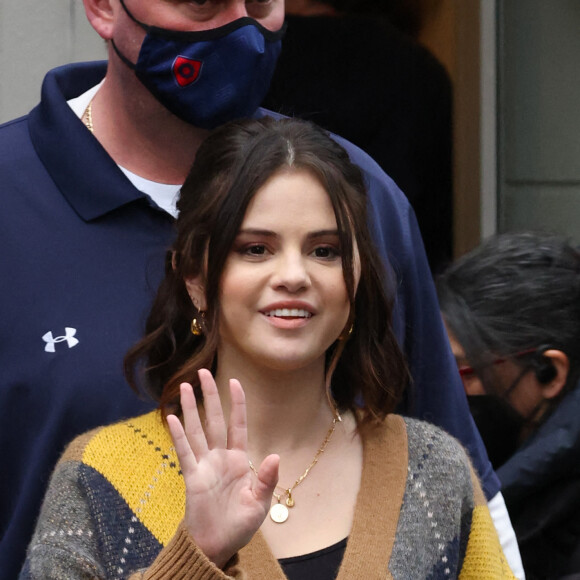 Exclusif - Selena Gomez sur le tournage de la série "Only Murderers in the Building" à New York, le 17 février 2022.