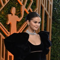 Selena Gomez chute sur le tapis rouge des SAG Awards... et termine la soirée pieds nus !