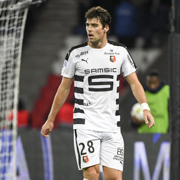 Yoann Gourcuff - Karine Ferri encourage son compagnon Yoann Gourcuff lors du match Psg-Rennes au Parc des Princes à Paris le 6 novembre 2016. © Pierre Perusseau/Bestimage