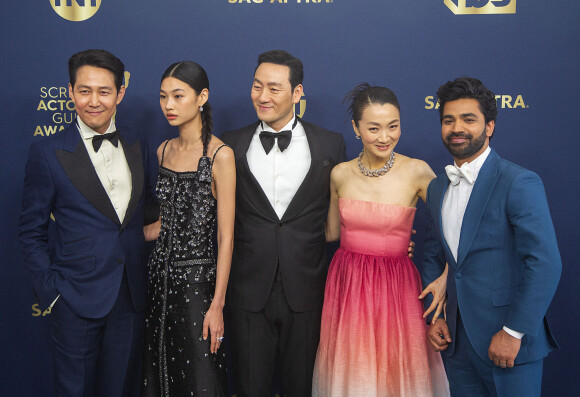 Lee Jung-jae, HoYeon Jung, Park Hae-soo, Kim Joo-ryoung et Anupam Tripathi, héros de la série Squid Game, assistent à la 28ème cérémonie des "Screen Actors Guild Awards" ("SAG Awards") à Santa Monica. Le 27 février 2022.