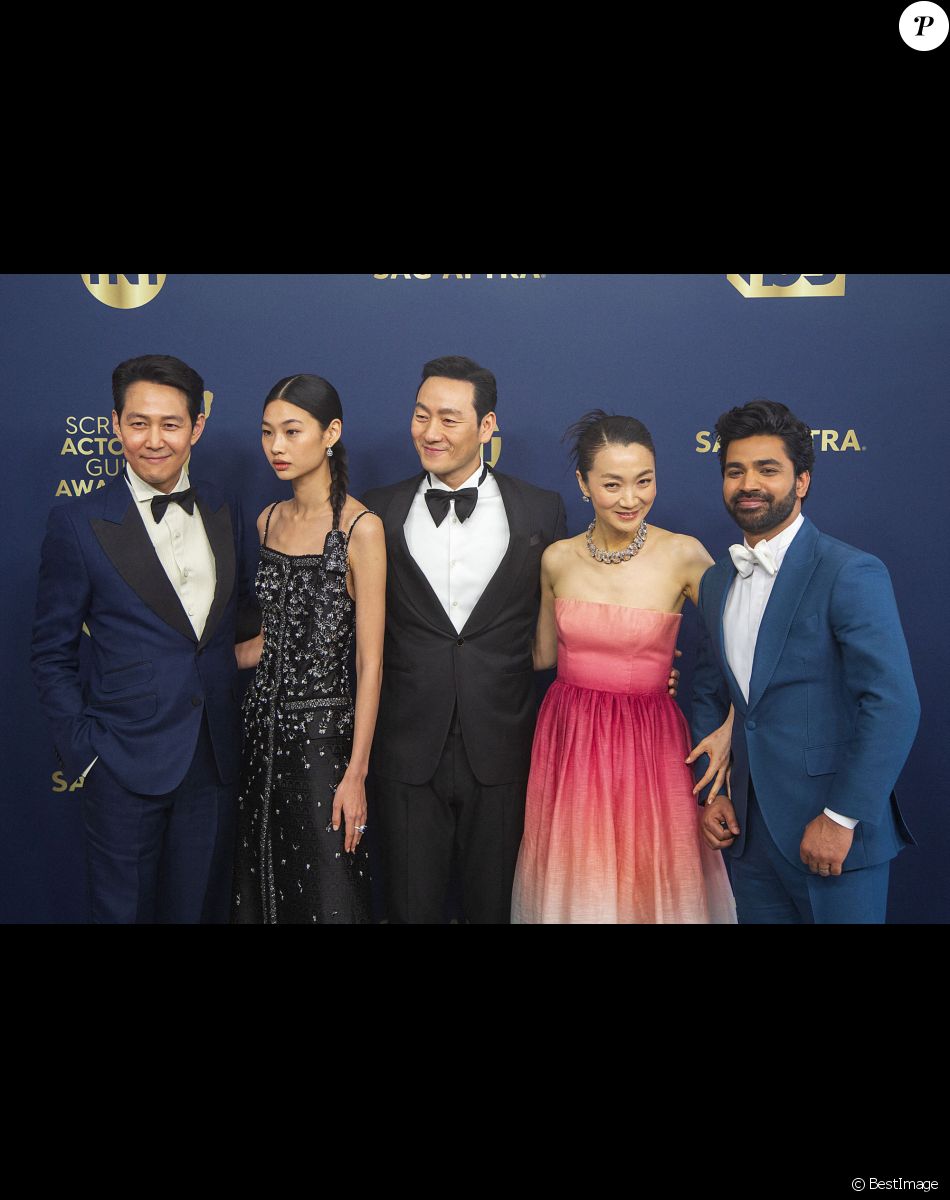 Lee Jung-jae, HoYeon Jung, Park Hae-soo, Kim Joo-ryoung et Anupam Tripathi, héros de la série Squid Game, assistent à la 28ème cérémonie des "Screen Actors Guild Awards" ("SAG Awards") à Santa Monica. Le 27 février 2022.