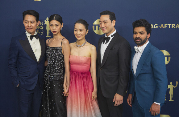 Lee Jung-jae, HoYeon Jung, Kim Joo-ryoung, Park Hae-soo et Anupam Tripathi, héros de la série Squid Game, assistent à la 28ème cérémonie des "Screen Actors Guild Awards" ("SAG Awards") à Santa Monica. Le 27 février 2022.