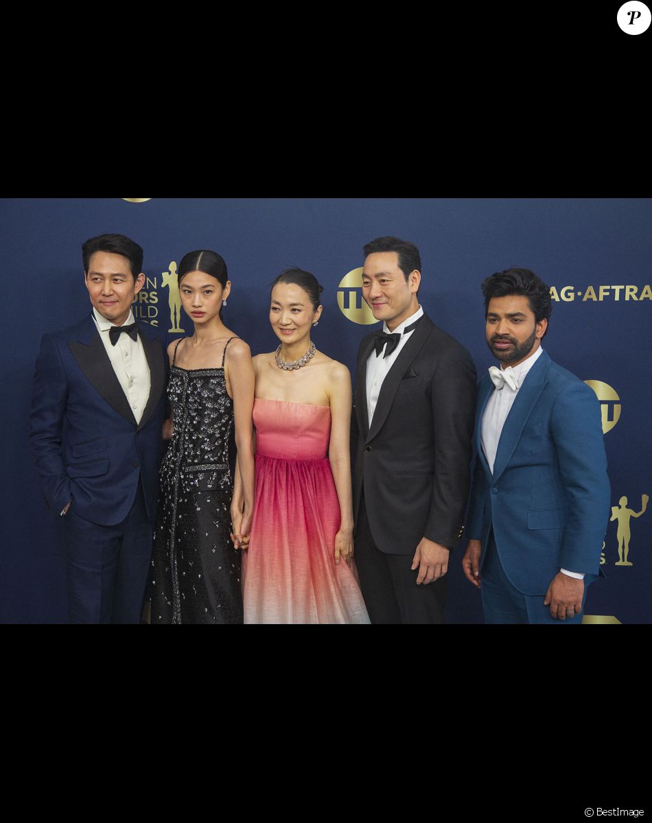 Lee Jung-jae, HoYeon Jung, Kim Joo-ryoung, Park Hae-soo et Anupam Tripathi, héros de la série Squid Game, assistent à la 28ème cérémonie des "Screen Actors Guild Awards" ("SAG Awards") à Santa Monica. Le 27 février 2022.