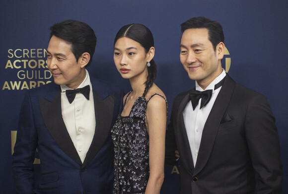 Lee Jung-jae, HoYeon Jung et Park Hae-soo, héros de la série Squid Game, assistent à la 28ème cérémonie des "Screen Actors Guild Awards" ("SAG Awards") à Santa Monica. Le 27 février 2022.