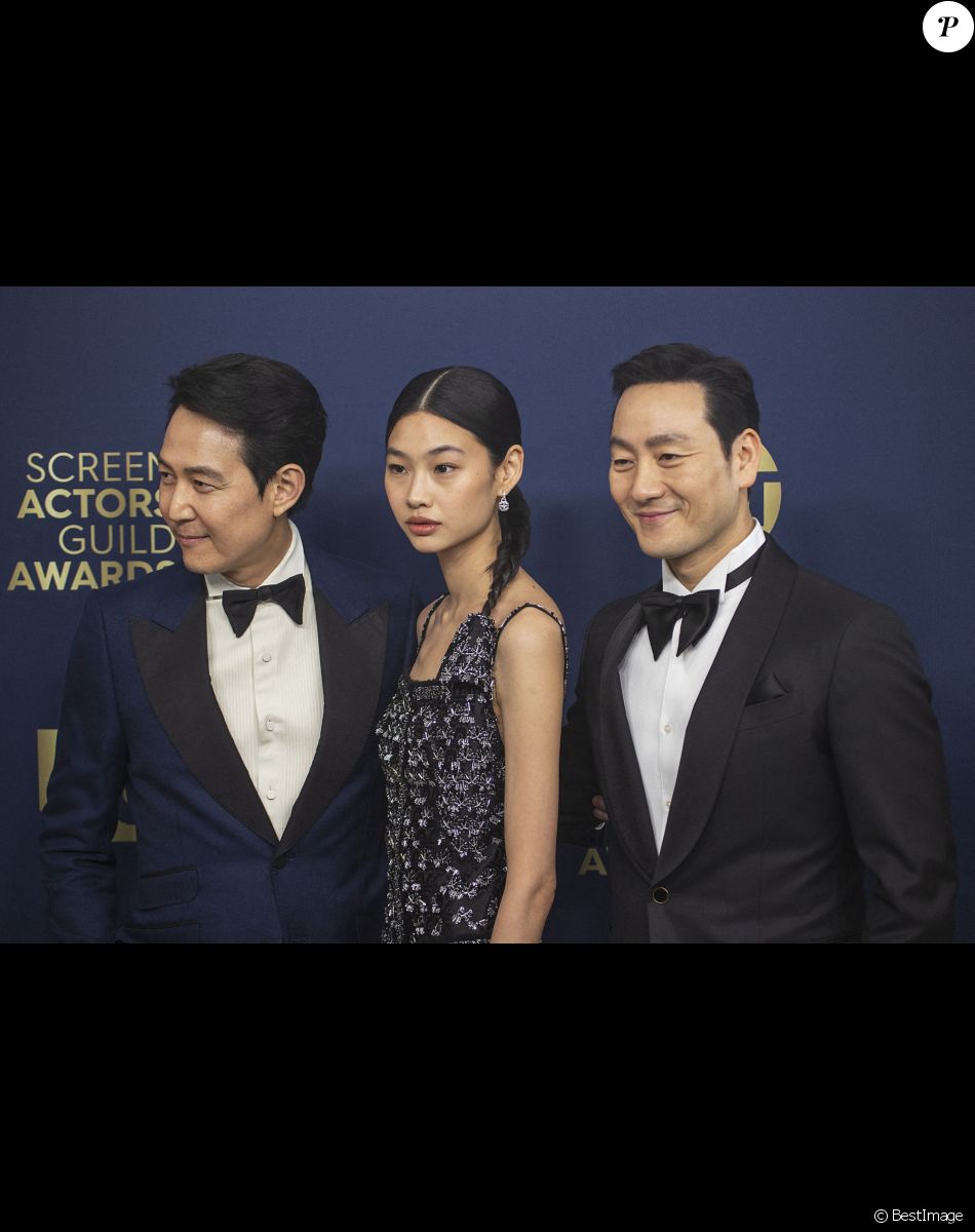 Lee Jung-jae, HoYeon Jung et Park Hae-soo, héros de la série Squid Game, assistent à la 28ème cérémonie des "Screen Actors Guild Awards" ("SAG Awards") à Santa Monica. Le 27 février 2022.