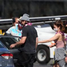 Exclusif - Shailene Woodley et son fiancé Aaron Rodgers arrivent à Honolulu le 17 mai 2021. 