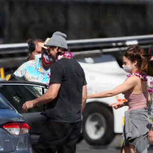 Exclusif - Shailene Woodley et son fiancé Aaron Rodgers arrivent à Honolulu le 17 mai 2021. 