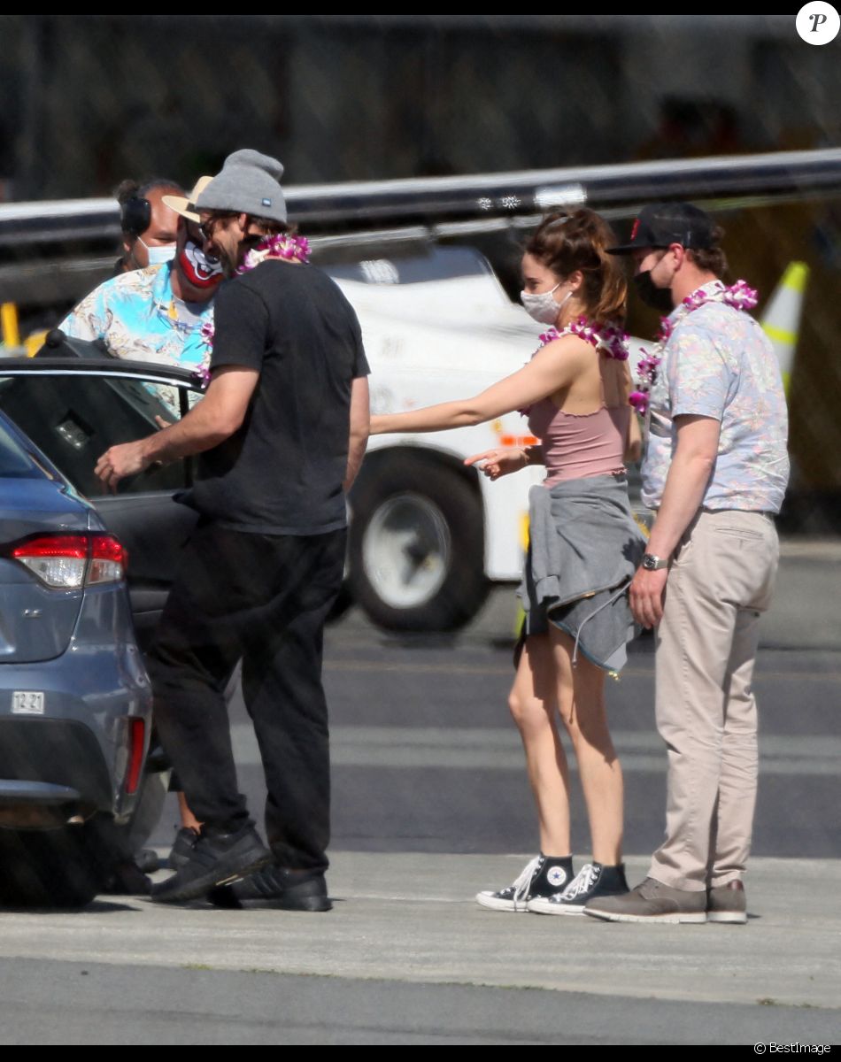 Exclusif - Shailene Woodley et son fiancé Aaron Rodgers arrivent à Honolulu le 17 mai 2021.