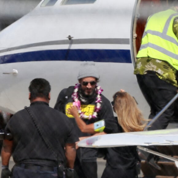 Exclusif - Shailene Woodley et son fiancé Aaron Rodgers arrivent à Honolulu le 17 mai 2021. 