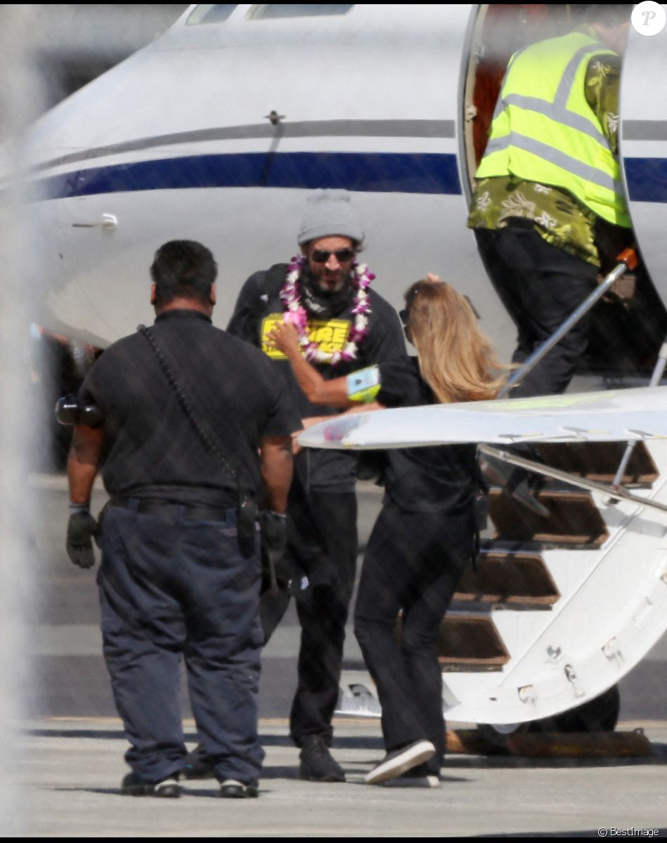 Exclusif - Shailene Woodley et son fiancé Aaron Rodgers arrivent à Honolulu le 17 mai 2021.