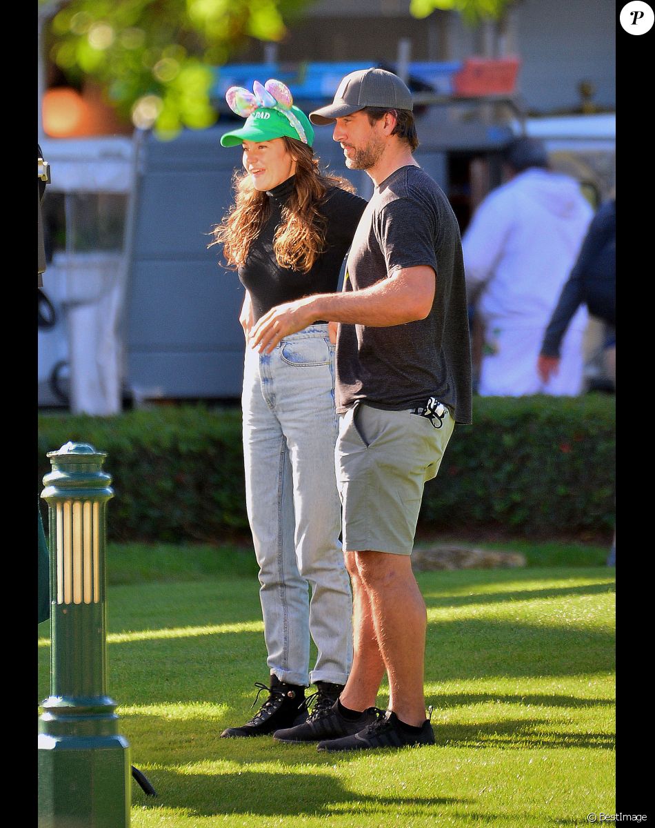 Exclusif - Shailene Woodley et son fiancé Aaron Rodgers ont passé le week-end de Pâques au parc Disney World à Orlando le 3 avril 2021.