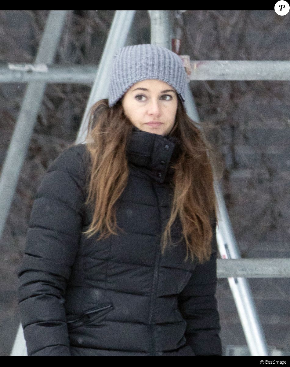 Exclusif - Shailene Woodley promène son chien, un berger allemand, dans les rues enneigées à Montréal, Québec, Canada, le 25 février 2021.