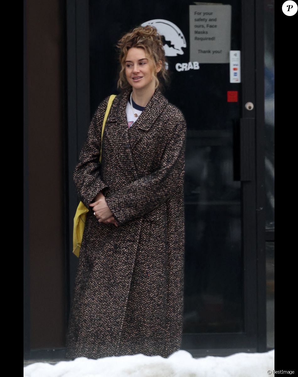 Exclusif - Shailene Woodley et Betty Gilpin sur le tournage du film "Three Women" dans l'Hudson Valley, New York, Etats-Unis, le 2 février 2022.