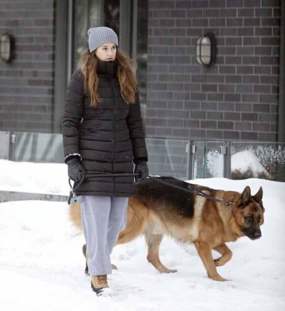 Exclusif - Shailene Woodley promène son chien, un berger allemand, dans les rues enneigées à Montréal, Québec, Canada, le 25 février 2021.