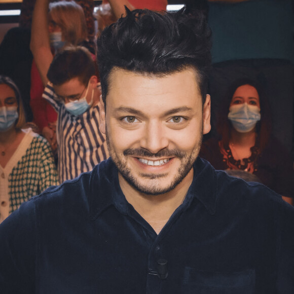 Exclusif - Kev Adams sur le plateau de l'émission TPMP (Touche pas à mon poste) diffusée en direct sur la chaine C8 le 15 février 2022. © Jack Tribeca / Bestimage 