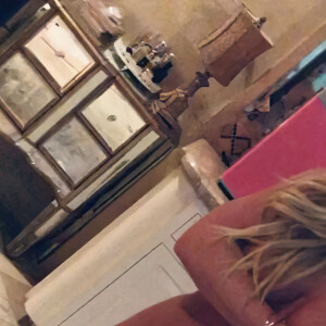 Britney Spears fait un selfie toute nue sur son compte Instagram. Seule des petits emojis masquent ses tétons et son sexe. Britney va visiblement beaucoup mieux. Los Angeles, le 6 janvier 2022.
