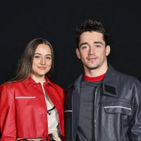 Charles Leclerc stylé avec sa compagne Charlotte Siné pour le défilé Ferrari
