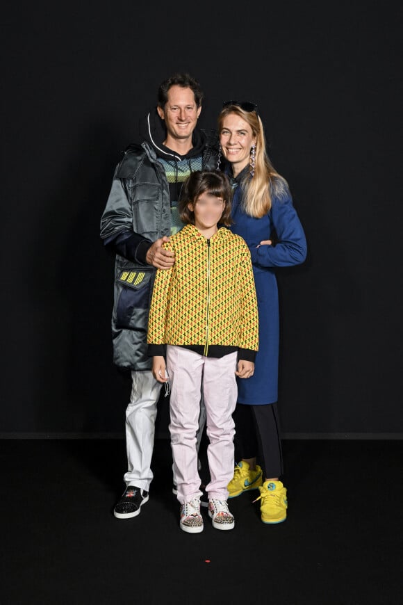 John Elkann, sa femme Lavinia Borromeo, et leur fille Vita Elkann dans les backstage du défilé de mode automne-hiver 2022/2023 "Ferrari" lors de la fashion week de Milan. Le 27 février 2022