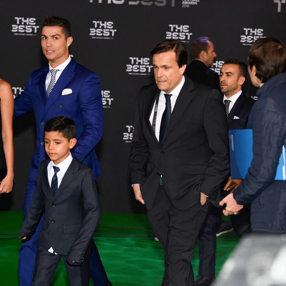 Cristiano Ronaldo, son fils Cristiano Jr et sa compagne Georgina Rodriguez au photocall des FIFA Football Awards à Zurich le 9 janvier 2017.