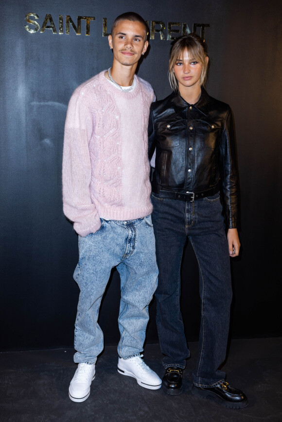 Romeo Beckham et sa petite amie Mia Regan assistent au défilé Saint-Laurent, collection Prêt-à-porter Automne/Hiver 2022/2023 dans le cadre de la Fashion Week de Paris. Le 1er Mars 2022. © Olivier Borde /Bestimage