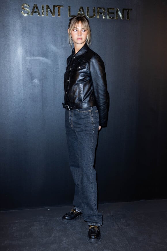 Mia Regan assiste au défilé Saint-Laurent, collection Prêt-à-porter Automne/Hiver 2022/2023 dans le cadre de la Fashion Week de Paris. Le 1er Mars 2022. © Olivier Borde /Bestimage