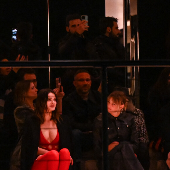 Mia Regan, Romeo Beckham et Victoria Beckham assistent au défilé Saint-Laurent, collection Prêt-à-porter Automne/Hiver 2022/2023 dans le cadre de la Fashion Week de Paris, France, le 1er Mars 2022.