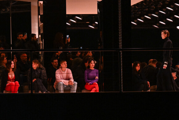 Mia Regan, Romeo Beckham et Victoria Beckham assistent au défilé Saint-Laurent, collection Prêt-à-porter Automne/Hiver 2022/2023 dans le cadre de la Fashion Week de Paris, France, le 1er Mars 2022.
