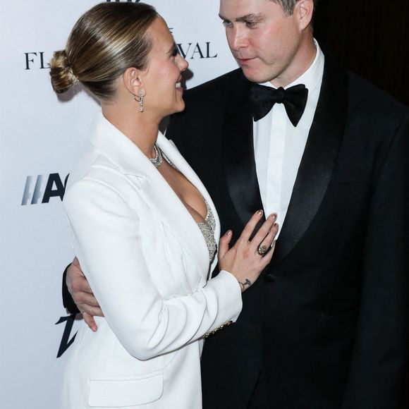 Scarlett Johansson, Colin Jost au photocall de la cérémonie de la 35ème édition des "American Cinematheque Awards" à Los Angeles, le 18 novembre 2021. 