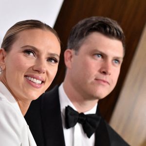 Scarlett Johansson et son mari Colin Jost au photocall de la soirée American Cinematheque (AC) à Los Angeles le 18 novembre 2021. 