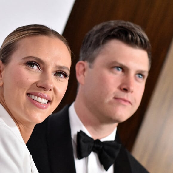 Scarlett Johansson et son mari Colin Jost au photocall de la soirée American Cinematheque (AC) à Los Angeles le 18 novembre 2021. 