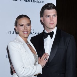 Scarlett Johansson et son mari Colin Jost au photocall de la cérémonie de la 35ème édition des prix American Cinematheque Awards à Los Angeles le 18 novembre 2021. 