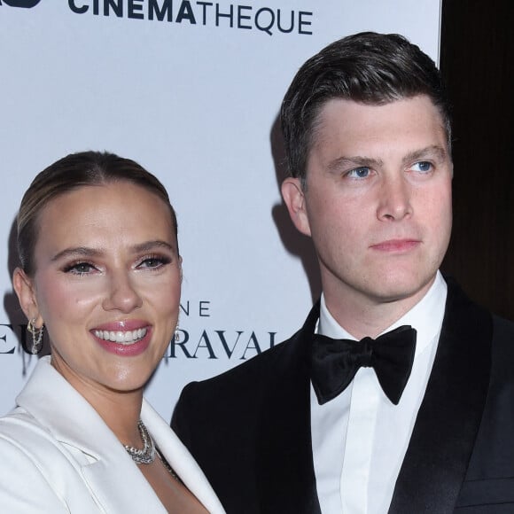Scarlett Johansson et son mari Colin Jost au photocall de la cérémonie de la 35ème édition des prix American Cinematheque Awards à Los Angeles le 18 novembre 2021. 