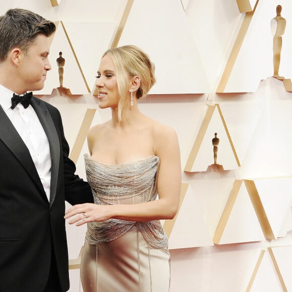 Scarlett Johansson et son fiancé Colin Jost lors du photocall des arrivées de la 92ème cérémonie des Oscars 2020 au Hollywood and Highland à Los Angeles, Californie, Etats-Unis, le 9 février 2020. 