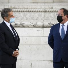 Nicolas Sarkozy et François Hollande - 76eme cérémonie de commémoration de la victoire de la France lors de la Seconde Guerre Mondiale, sur la tombe du soldat inconnu à l'Arc de Triomphe à Paris. Le 8 mai 2021