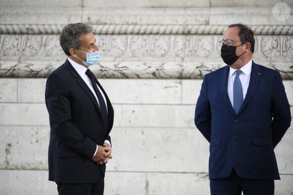 Nicolas Sarkozy et François Hollande - 76eme cérémonie de commémoration de la victoire de la France lors de la Seconde Guerre Mondiale, sur la tombe du soldat inconnu à l'Arc de Triomphe à Paris. Le 8 mai 2021