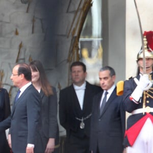 Passation de pouvoir entre Nicolas Sarkozy et François Hollande, accompagnés de leur bien-aimées Carla Bruni-Sarkozy et Valérie Trierweiler, le 15 mai 2012 sur le perron de l'Elysée