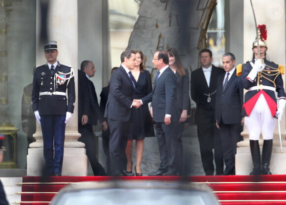 Passation de pouvoir entre Nicolas Sarkozy et François Hollande, accompagnés de leur bien-aimées Carla Bruni-Sarkozy et Valérie Trierweiler, le 15 mai 2012 sur le perron de l'Elysée